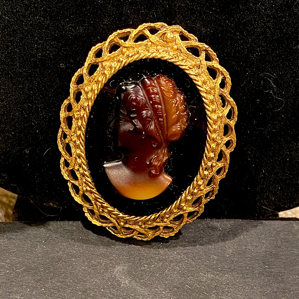 Florenza Root Beer Glass Cameo Brooch With Gold Tone Filigree